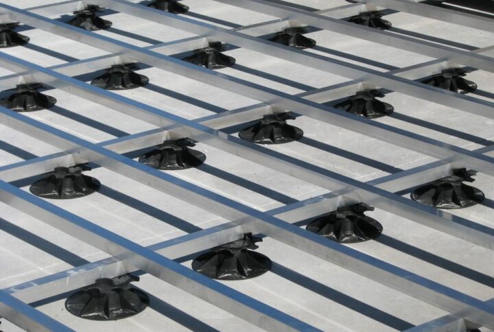 Регульовані опори для тераси: сучасне рішення для надійного та довговічного монтажу настилу